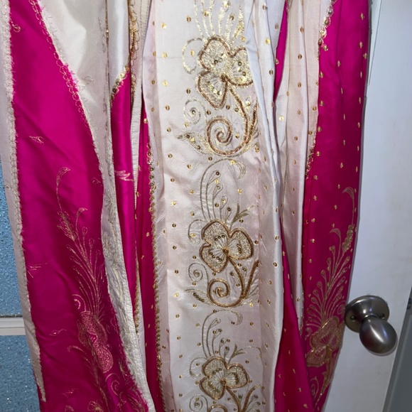 Stunning East Indian embroidered dress with scarf/shawl - Picture 3 of 7